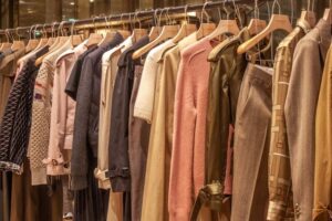 Read more about the article The Ultimate Guide to Building a Stylish Wardrobe on a Budget